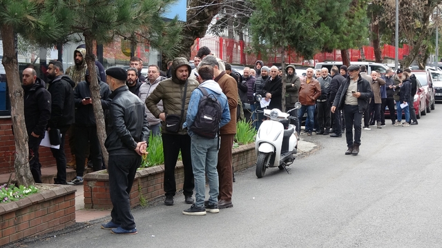 Trabzon'da APP plaka kuyruğu
Plakasının yazı stili standartlara aykırı olan sürücüler, 140 bin lira ceza yememek için plaka basım atölyeleri önünde uzun kuyruklar oluşturdu