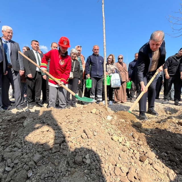 İzmir'de 4 bin 200 ağaçlık 'İtfaiye Korusu' açıldı
Başkan Tugay: "Geçen yıl...