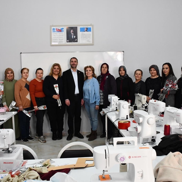 Beylikova'da kadınlar için bin çiçek dağıtıldı