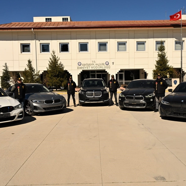 Eskişehir'de oto hırsızlığı çetesi çökertildi: 11 gözaltı
Bir şüpheli yapay...