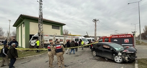 Otomobille çarpışan kamyonet, elektrik trafosunun duvarını yıktı