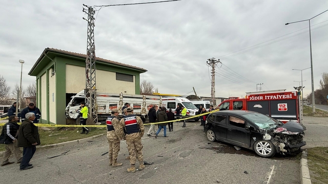 Otomobille çarpışan kamyonet, elektrik trafosunun duvarını yıktı