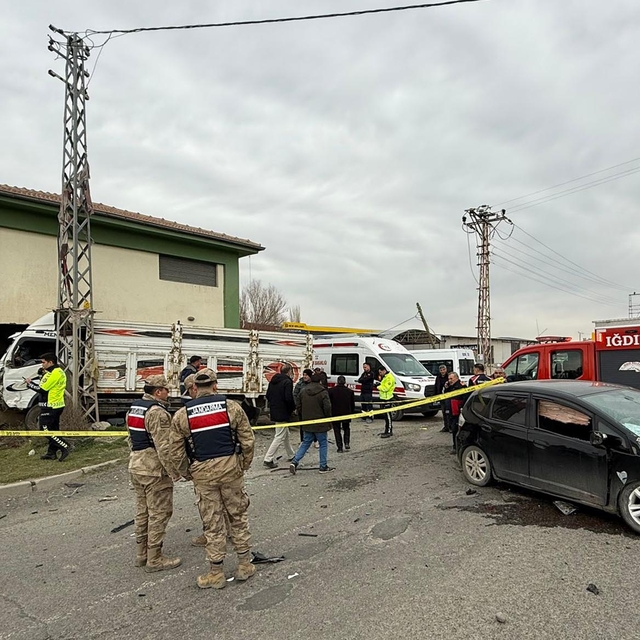 Otomobille çarpışan kamyonet, elektrik trafosunun duvarını yıktı