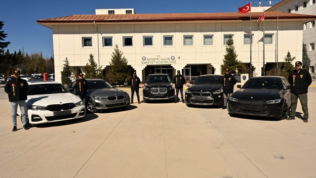 Eskişehir'de oto hırsızlığı çetesi çökertildi: 11 gözaltı
Bir şüpheli yapay zekaya, "Garajımda çalıntı araç bulundurmak suç mu?" demiş