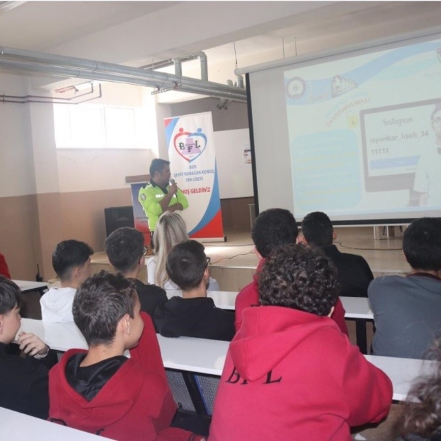 605 öğrenciye güvenli teknoloji kullanımı eğitimi