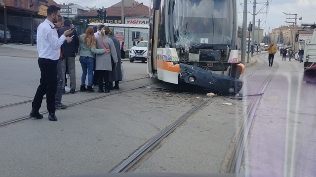 Minibüsle çarpışan tramvay raydan çıktı
Kazaya karışan tramvaydaki yolcular tahliye edildi