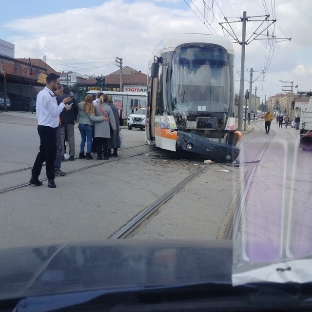 Minibüsle çarpışan tramvay raydan çıktı
Kazaya karışan tramvaydaki yolcular...