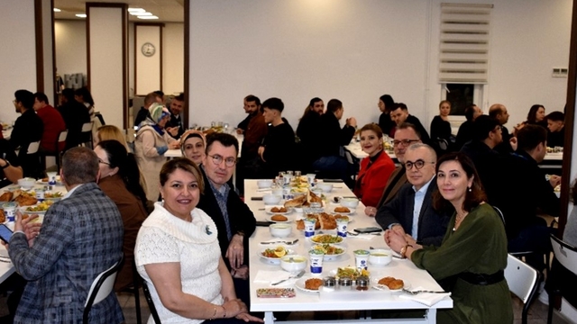 ESOGÜ Hastanesi'nde hastane personeli ve hasta yakınları iftarda bir araya geldi