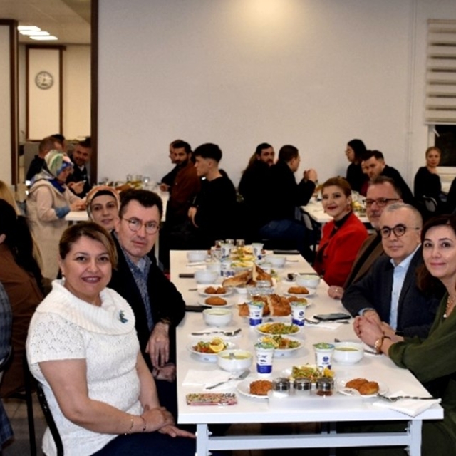 ESOGÜ Hastanesi'nde hastane personeli ve hasta yakınları iftarda bir araya...