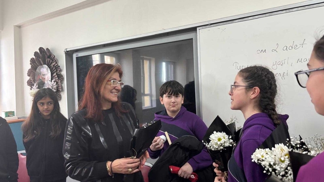 Ortaokul öğrencilerinden öğretmenlerine çiçek sürprizi