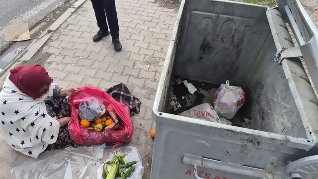 Çöpten eşya topluyormuş gibi duygu sömürüsü yapan 2 dilenci yakalandı