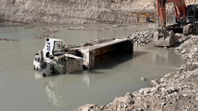 Devrilen hafriyat kamyonunun şoförü öldü