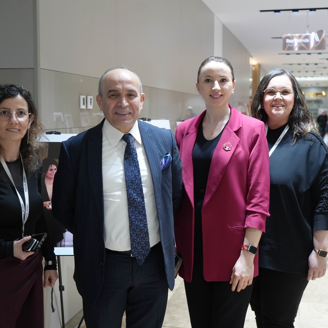 Bu hastanenin çalışanlarının yüzde 63'ü kadın
"Kadın Cesarettir" temalı fot...