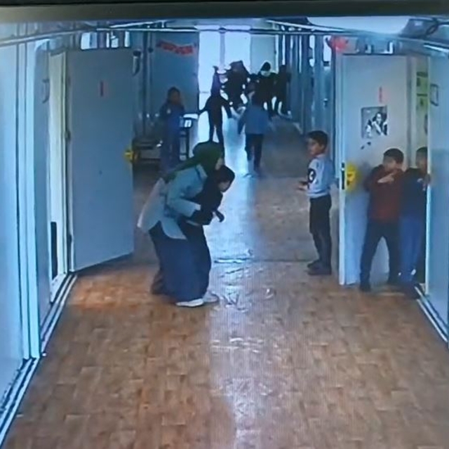 Soluk borusuna yiyecek kaçan öğrenciyi, öğretmeni Heimlich manevrasıyla kur...