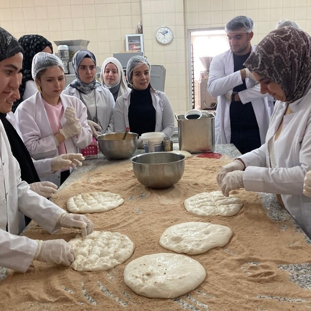 Ramazan pidesinin üretimini yerinde gördüler