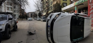 Park halindeki araca çarpan otomobil devrildi