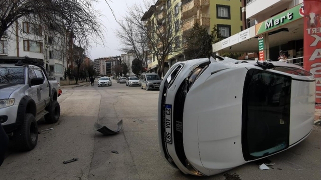 Park halindeki araca çarpan otomobil devrildi