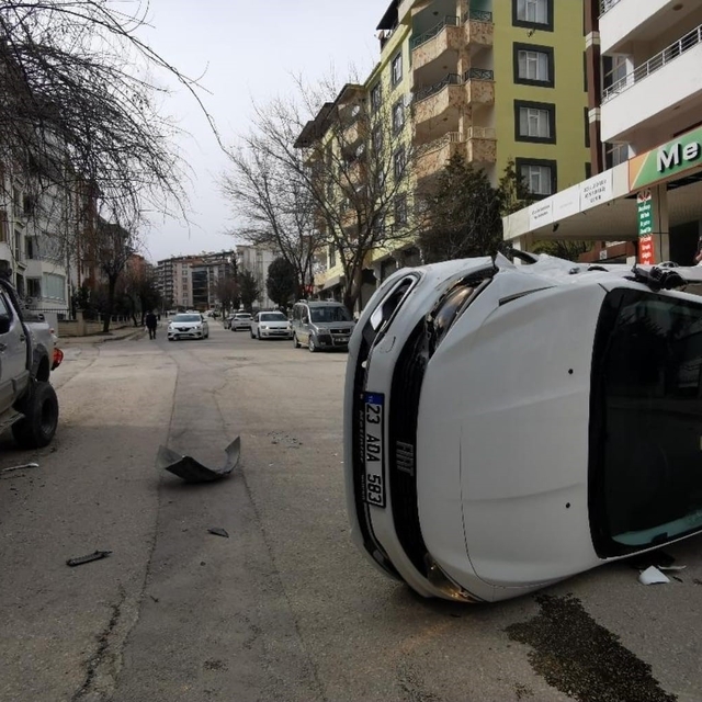 Park halindeki araca çarpan otomobil devrildi