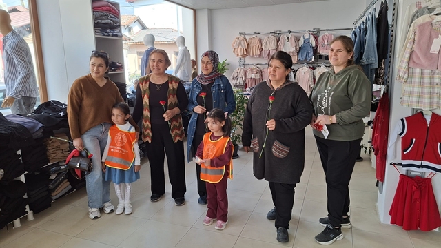 Köyceğiz'de minik öğrencilerden kadınlara anlamlı jest