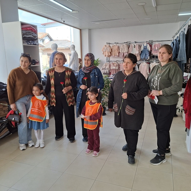 Köyceğiz'de minik öğrencilerden kadınlara anlamlı jest