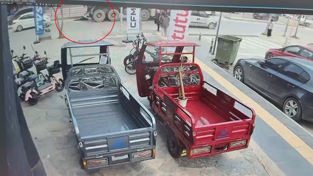 Kamyonun altında kalan yaya öldü; kaza kamerada