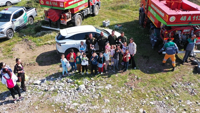 Marmaris'te öğrenciler fidanları toprakla buluşturdu