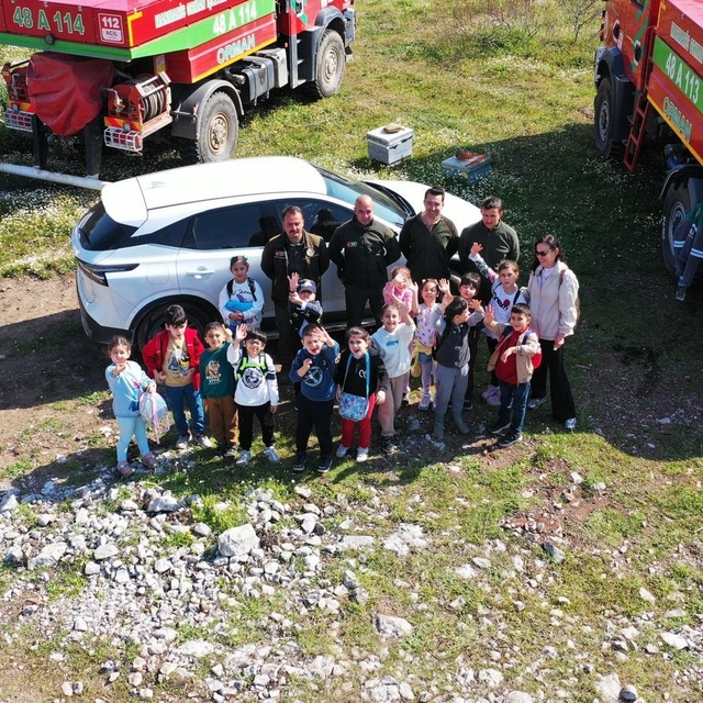 Marmaris'te öğrenciler fidanları toprakla buluşturdu