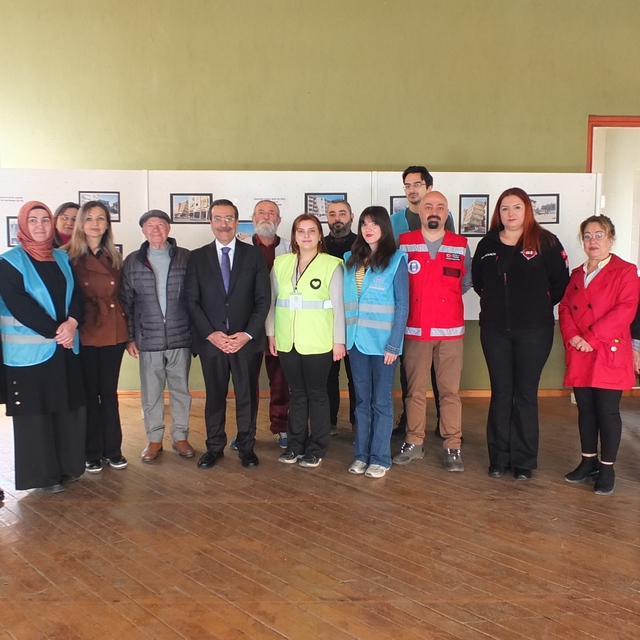 Burhaniye'de deprem fotoğrafları sergisi açıldı