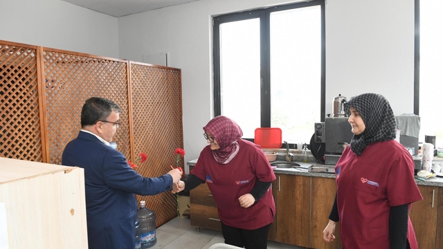 Altıeylül' de kadın emeğine karanfilli kutlama