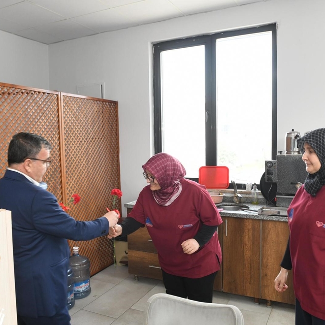 Altıeylül' de kadın emeğine karanfilli kutlama