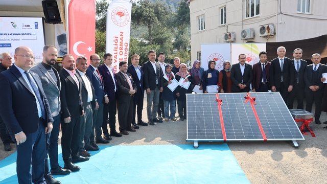 Adana'da konargöçer kadınlara taşınabilir enerji desteği