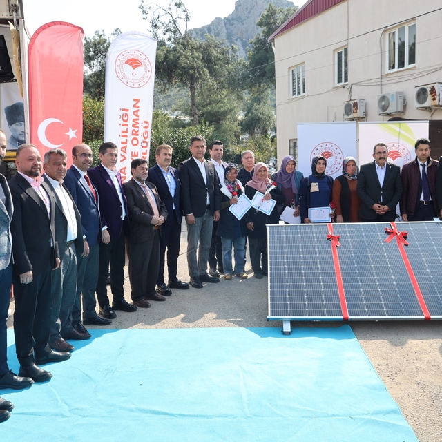 Adana'da konargöçer kadınlara taşınabilir enerji desteği