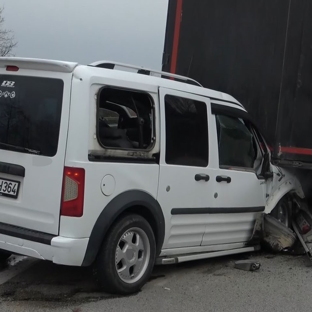 Tırın dorsesine çarpan hafif ticari araç hurdaya döndü: 2 yaralı