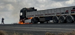 Diyarbakır’da seyir halindeki tır alev aldı