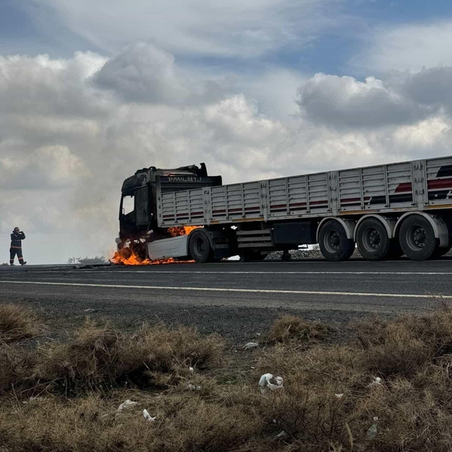 Diyarbakır'da seyir halindeki tır alev aldı