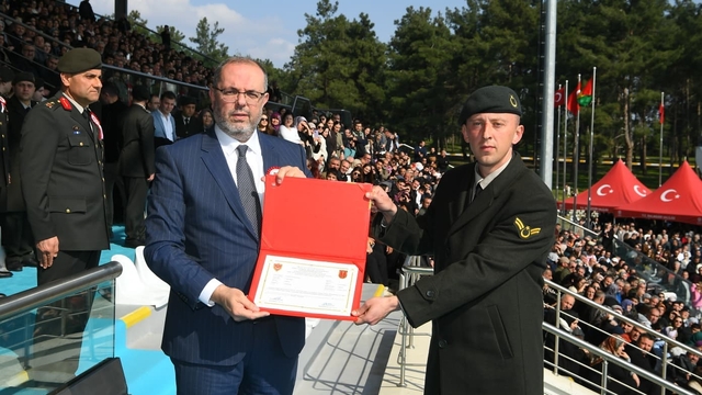 Yeni astsubaylar mezun oldu
Rektör Afyoncu, Türk ordusu ile Yunan ordusunun mezun sayılarını paylaştı, aradaki fark ortaya çıktı
MSÜ Rektörü Erhan Afyoncu:
"Yunanistan'ın 17 mislini biz bir yılda mezun edebiliyoruz"