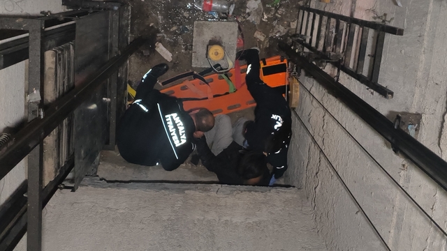 Arızalanan asansörü kontrol etmek isterken asansör boşluğuna düştü
Yaşlı adam, itfaiye ekiplerince bulunduğu yerden kurtarıldı
