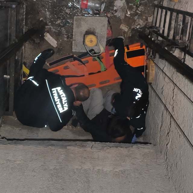 Arızalanan asansörü kontrol etmek isterken asansör boşluğuna düştü
Yaşlı ad...