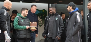 Cafumana Show'a doğum günü sürprizi Kocaelisporlu oyuncu Cafumana Show: "Ailemden uzağım ancak ikinci ailem burada" "Pazartesi maçı kazanırsak doğum günümün mutluluğunu o zaman yaşarım ve benim için daha keyifli olur"