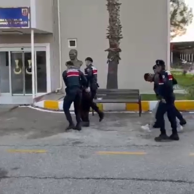 Kur'an-ı Kerim'lere zarar veren 2 kişi tutuklandı