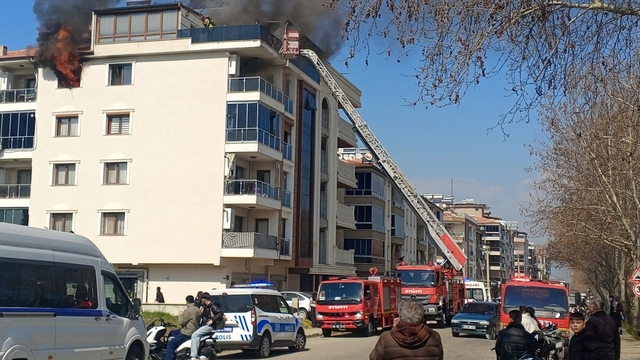 Salihli'de 4 katlı bina alevlere teslim oldu