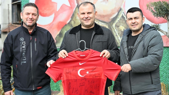 A Milli Takım futbolcularının imzaladığı forma, DMD hastası Rahmi Kerem için satışta