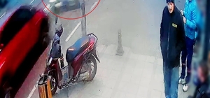 Çorlu'da otomobille çarpışan motosikletlinin yaralandığı kaza kamerada