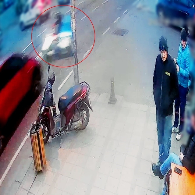 Çorlu'da otomobille çarpışan motosikletlinin yaralandığı kaza kamerada