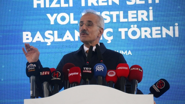 Bakan Uraloğlu: "Türkiye'nin 225 kilometre hıza sahip milli elektrikli hızlı trenimizin yol testlerini bugün resmen başlatıyoruz"
"Demiryolu ağımızı 2028'e kadar 17 bin 287 kilometreye, 2053 yılında ise 28 bin 590 kilometreye yükseltmeyi hedefliyoruz"
"E5000 Milli Elektrikli Anahat Lokomotifi Projesi çerçevesinde inşallah, bu yıl 30 adet, 2027 yılında ise 45 adet daha üreterek toplamda 95 adet lokomotifi milli demiryolu ailemize kazandıracağız"
"Avrupa'nın 6'ncı, dünyanın 8'inci yüksek hızlı tren işletmecisi konumuna yükseldik"