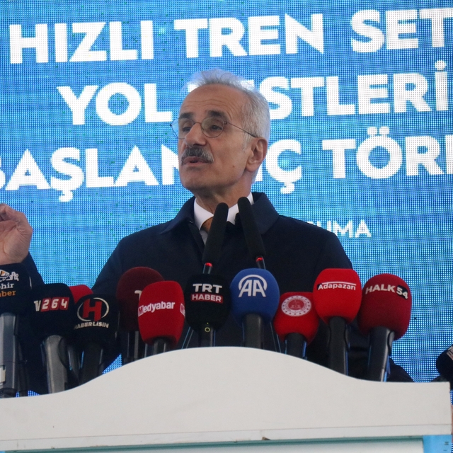 Bakan Uraloğlu: "Türkiye'nin 225 kilometre hıza sahip milli elektrikli hızl...