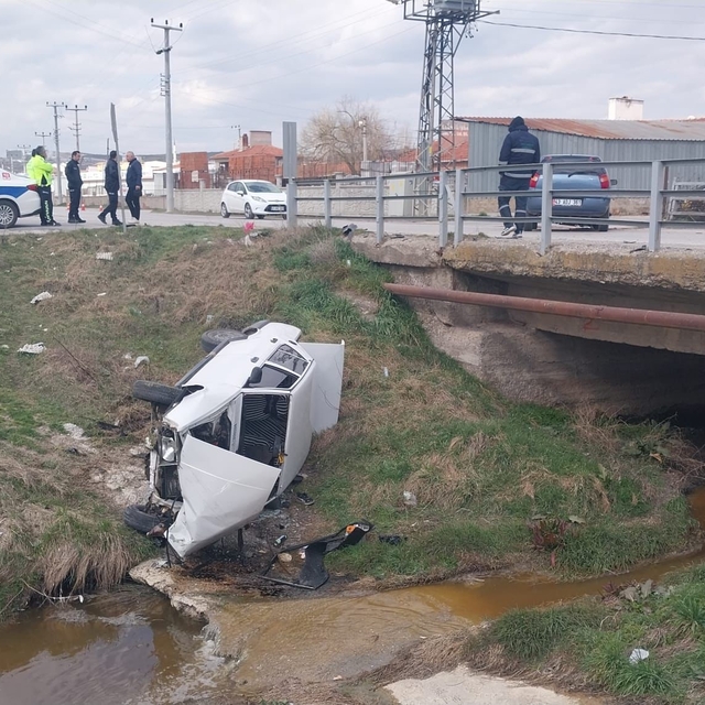 Kütahya'da otomobille çarpışan araç dereye uçtu: 3 yaralı
