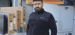 Mersin'de yardım isteyen genç, esnafın eşyalarını çaldı