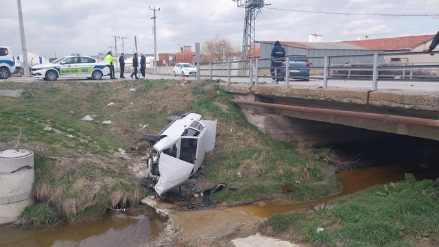 Kütahya'da otomobille çarpışan araç dereye uçtu: 3 yaralı