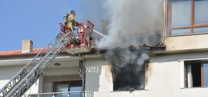 Manisa'da 4 katlı binada yangın
